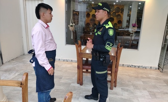 Policía dialogando con un ciudadano