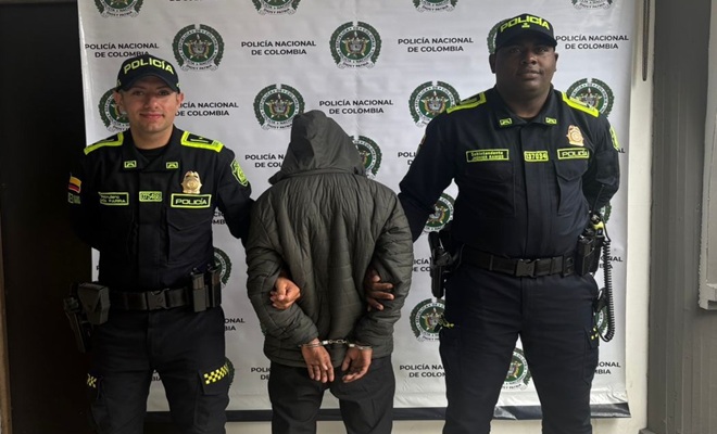 Dos policías con un capturado