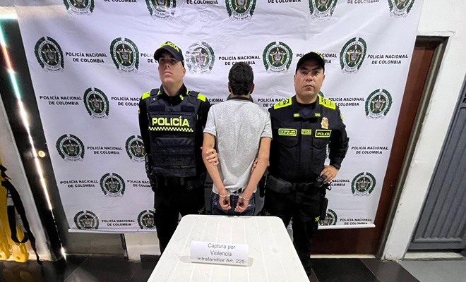 Dos Policías Con un Capturado 