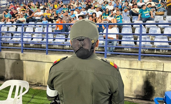 Un funcionario policial prestando seguridad en el estadio