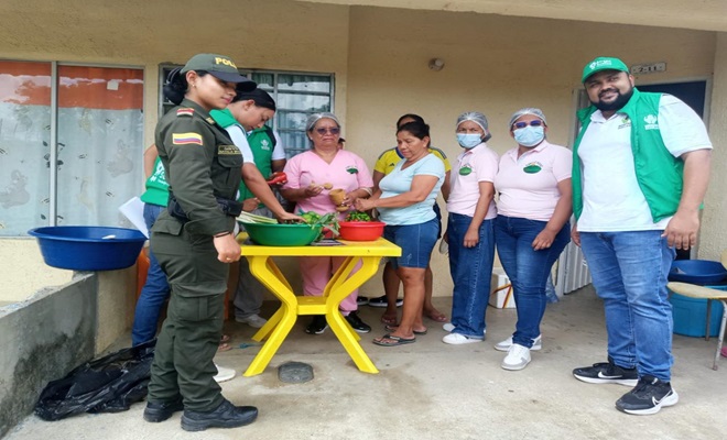 Policía articulado con ICBF y ciudadano preparando una olla comunitaria