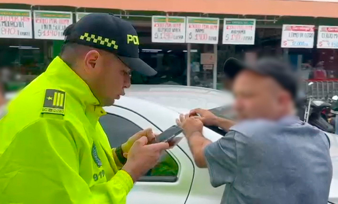 Un funcionario de policía notifica de la captura a una persona