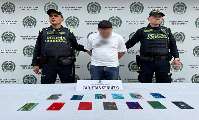  Dos policías, un capturado y 13 tarjetas bancarias reportadas