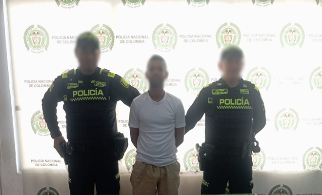 Dos polic&iacute;as con un capturado