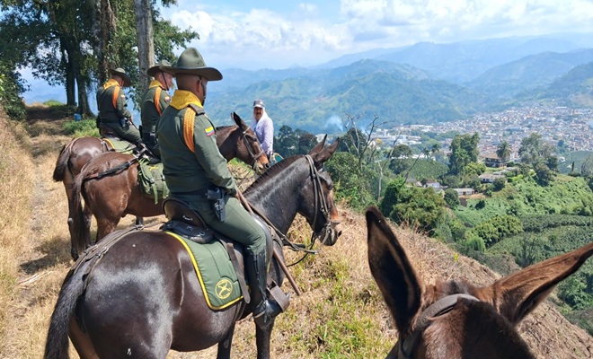 Policías de Carabineros de Colombia