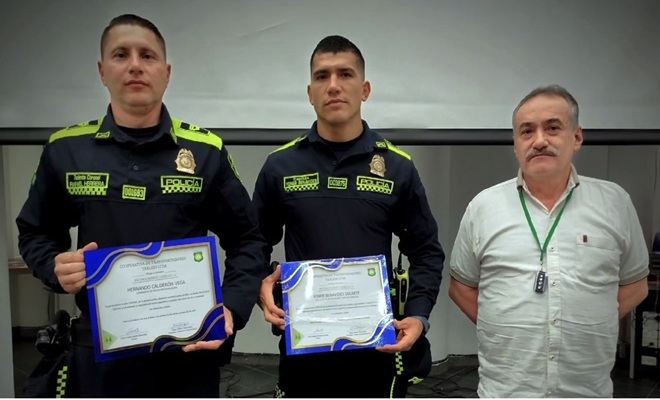 Dos oficiales policiales y un señor jefe de empresa cootaxlujo