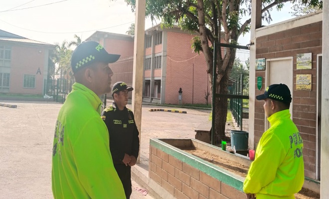 Policías presntando seguridad