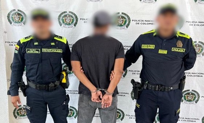 Dos policías y un ciudadano capturado