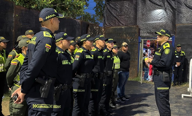 El señor comandante entregando recomendaciones para el servicio