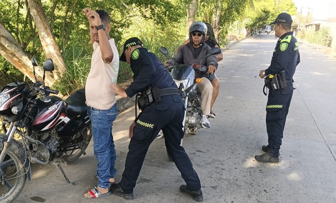 Policías realizando registro a apersona a la comunidad