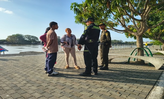 Un funcionario policial y tres ciudadanos dialogando 