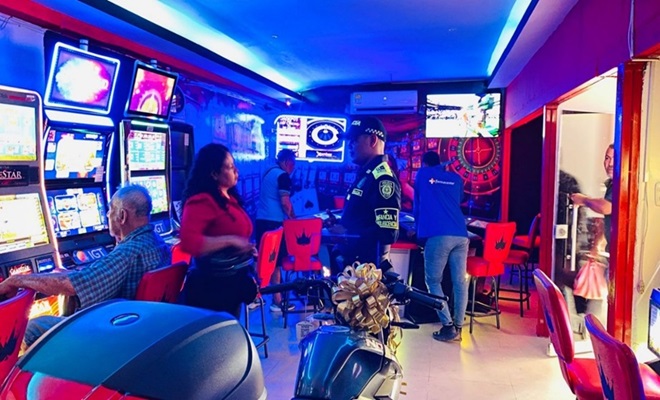 Policía entrega recomendaciones a ciudadanía dentro de un local con razón social casinos
