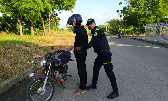 Policía realizando registro a persona