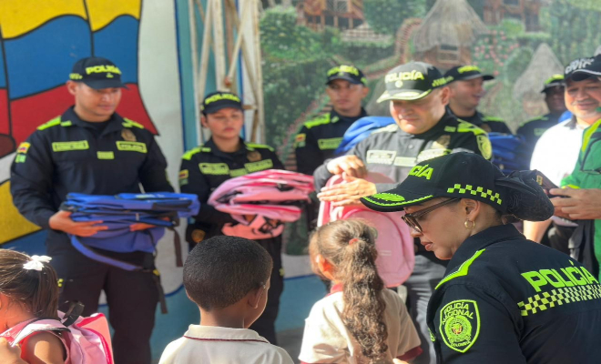 Funcionarios de la Policía Nacional, entrega a Kits escolares