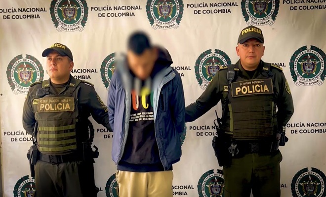 dos policías y un capturado 