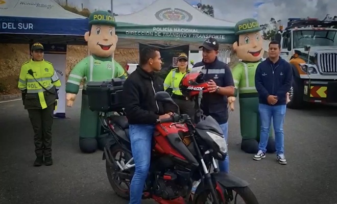 personal policial de la seccional de transito y la comunidad brindando capacitaciones