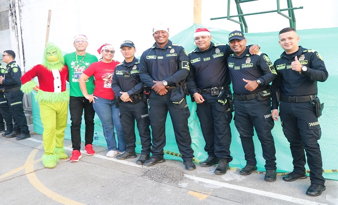 policía en las novenas navideñas