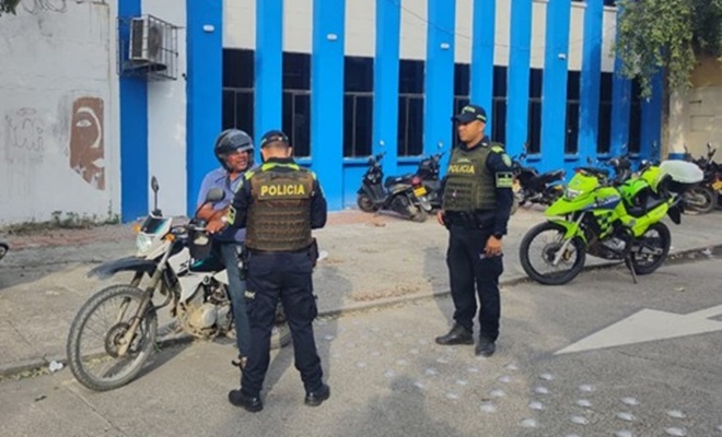 Policías realizando registro a la comunidad