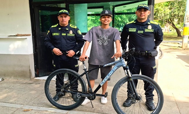 policía entregando bicicleta a un ciudadano