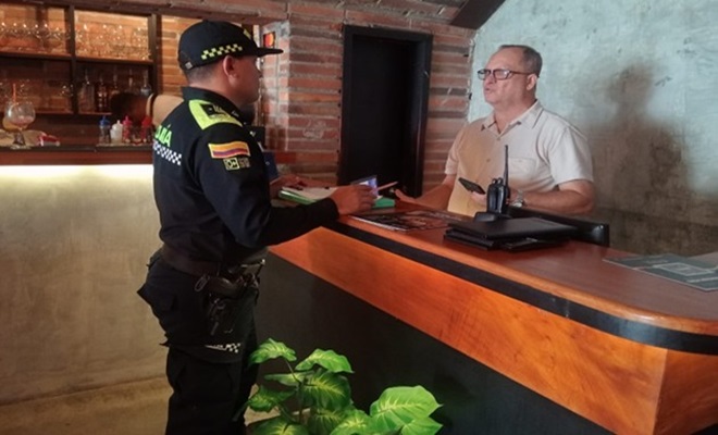 Policía realizando prevención con la comunidad