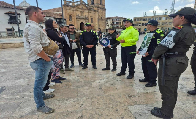 Policía realizando recomendaciones a ciudadanía para prevenir extorsión