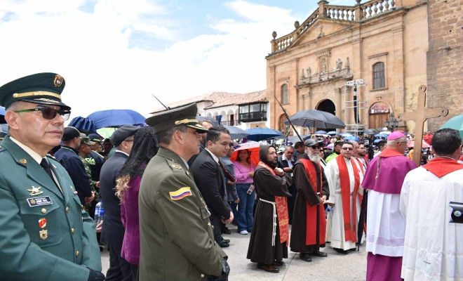 Policía frente a la catedral de Tunja en procesión