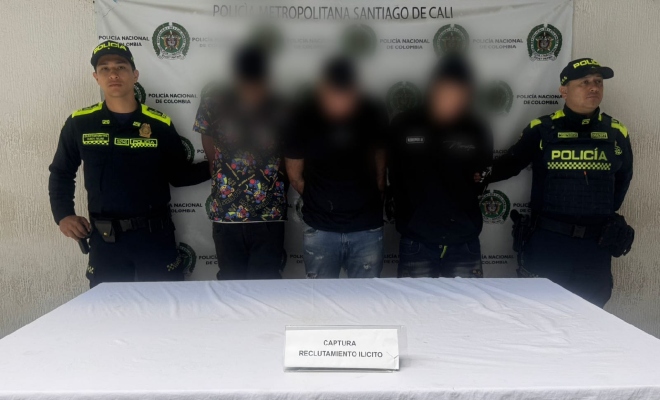 Dos polic&iacute;as y tres capturados