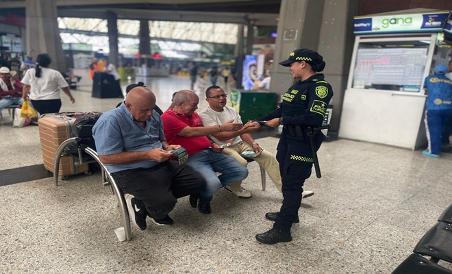 Policia de turismo entrega Recomendaciones  a la comunidad en la terminal del Sur