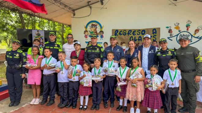 Grupo de Policías en compañía de alumnos en su Regreso a clases en Granada, Meta