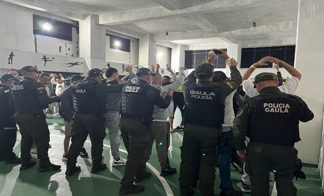 Policías realizando el registro a reclusos 