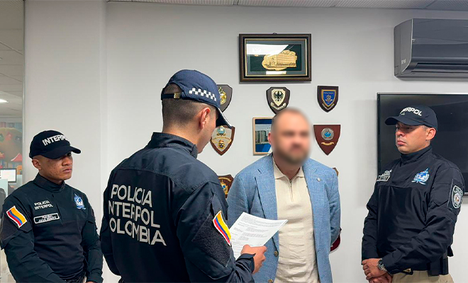 Funcionarios de Interpol realizando lectura de documento