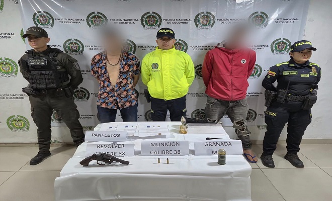 Tres policías, dos capturados con armas de fuego y material explosivo