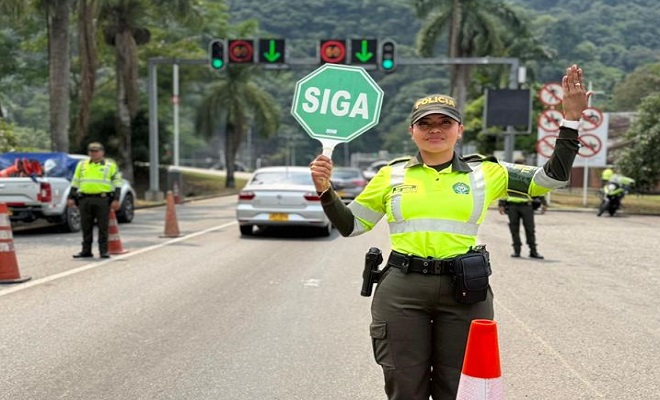 Una uniformada de tránsito regulando la movilidad en el plan retorno