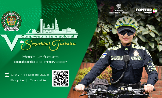 Mujer policía de la especialidad de protección al turismo, sosteniendo una bicicleta y en la parte derecha información del evento.