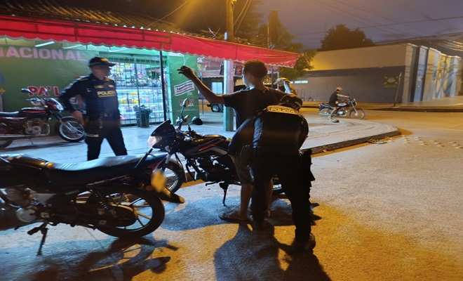 policía realizando un resgitro a persona