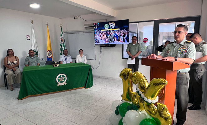 Hoy, más de 185 mil hombres y mujeres protegen a más de 52 millones de colombianos, demostrando disciplina, valentía y amor por la patria. 