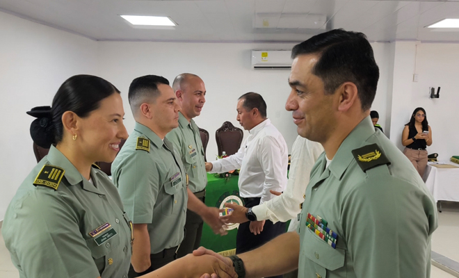 Uniformada recibiendo reconocimiento