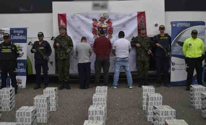 Polic&iacute;as ejercito custodiando cigarrillos de contrabando y personas capturadas