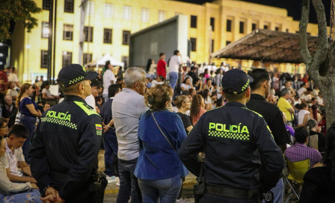 Policías realizando acompañamiento a la ciudadanía en evento religioso 