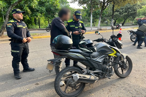 Dos Policías realizando verificación antecedentes a persona a un hombre en puesto de control