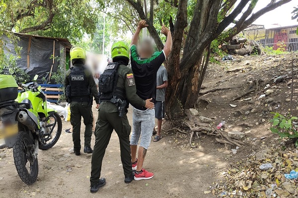 Dos Policías realizando registro a persona a dos hombres