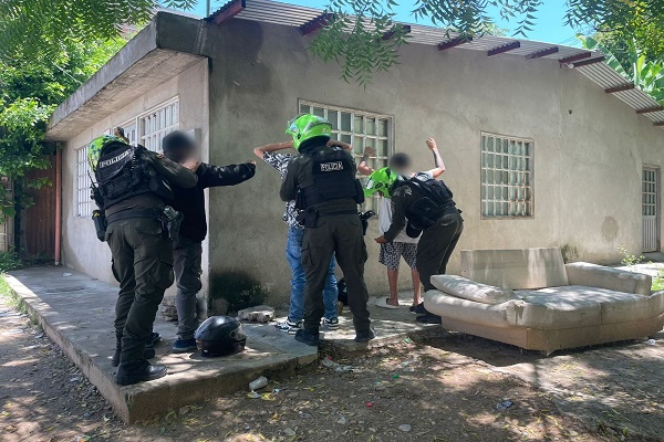 Tres Policías realizando el registro a persona a tres ciudadanos en actividades de control