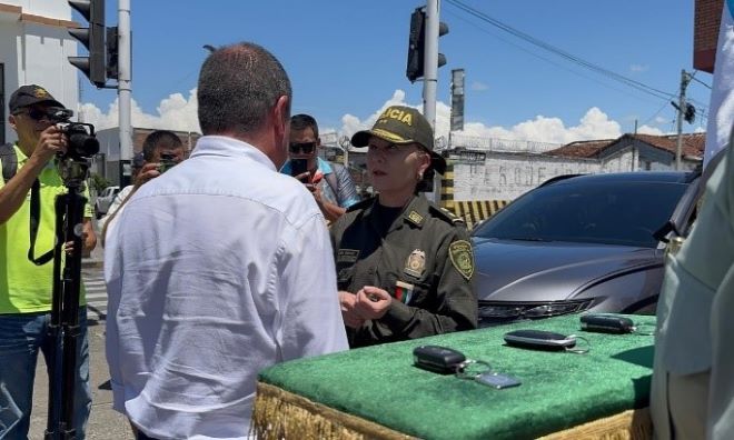 brigadier general al lado del alcalde de Tuluá