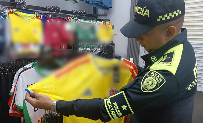 Policía inspeccionando camisetas de la selección Colombia