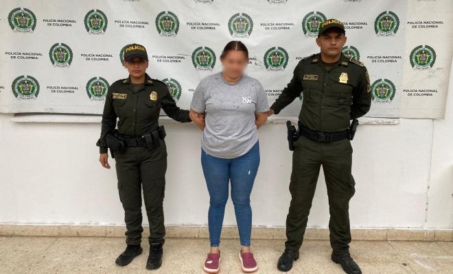 Dos policías con una capturada