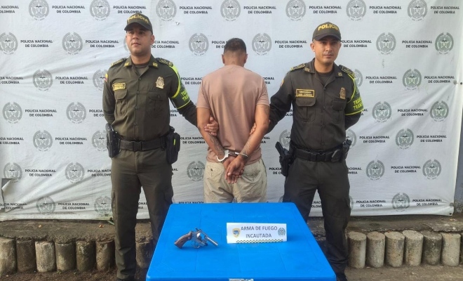Dos policías y un capturado por porte ilegal de armas