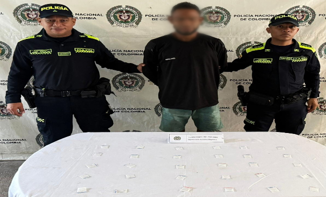 Dos policías y un capturado junto a el material incautado