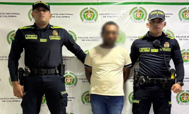 Dos policias y un capturado, mencionado como "alias Carlos Mario" articulador de homicidios y extorsiones 