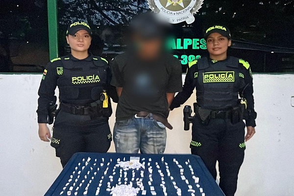 Dos Policías y una persona capturada por el delito de trafico de estupefacientes