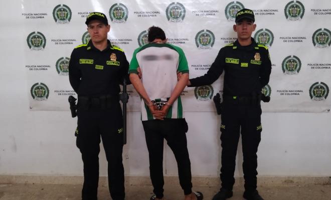 Dos policías con un capturado